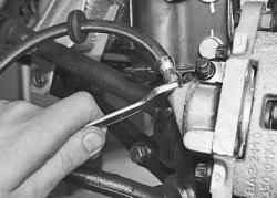 Снятие и установка рабочего цилиндра переднего тормозного механизма
