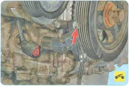 Выверните болты крепления датчик положения коленчатого вала - Mazda CX-7 замена цепи привода ГРМ