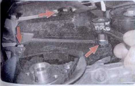 Выверните три болта крепления нижней крышки - Renault Logan II замена и регулировка натяжения ремня привода ГРМ K7M