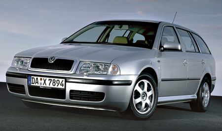 Skoda Octavia Combi серый металлик вид сбоку