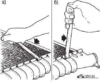 Установка инструмента (а) и направление отжатия (b) для отгибания лепестка
