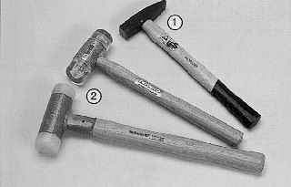 Набор молотков, состоящий из стального молотка (1) (рекомендуемая масса — около 300 г), алюминиевого и пластмассового молотков (2), применяемых для литых и закаленых деталей, подшипников