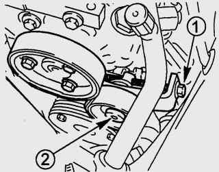 Расположение натяжного (1) и крепежного (2) болтов механизма натяжения поликлинового ремня двигателей Endura-DE