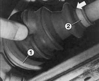 Проверка защитного чехла наружного шарнира равных угловых скоростей приводных валов и расположение наружного (1) и внутреннего (2) хомутов крепления защитного чехла