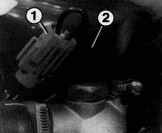 Использование отрезка провода для замыкания контактов в разъеме (1), отсоединенном от термодатчика (2), для проверки работоспособности вентилятора радиатора
