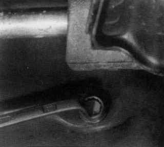 Использование накидного гаечного ключа для отворачивания пробки слива моторного масла, расположенной в самом низком месте масляного поддона