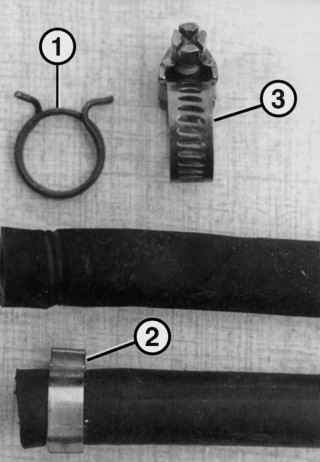 Винтовой хомут (3) крепления шланга, который необходимо использовать вместо зажимных хомутов (1 и 2)