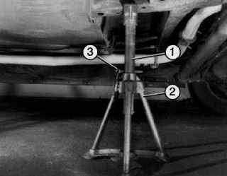Использование опорной стойки (2) для надежного удерживания автомобиля в поднятом состоянии, выдвижной стойки (1), которая поднимается на требуемую высоту и фиксируется в ближайшем отверстии с помощью стопорного болта (3)