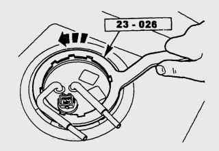 Использование специального инструмента Ford 23-026 для отворачивания стопорного кольца крепления топливного насоса в топливном баке