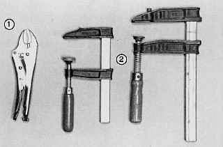 Разводной цанговый ключ (1) и струбцины (2), заменяющие в ряде работ «третью» руку