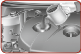 Используйте воронку, чтобы не пролить масло на компоненты двигателя Kia Cerato III YD