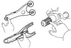 Места нанесения консистентной смазки на вилки выключения сцепления, вилки и толкателя и точки опоры вилки