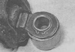 9.4б Балансировочный груз и стопорное кольцо на рычаге выключения сцепления