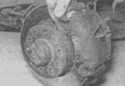 2.38 Установка пружины суппортаСуппорт ATE - модели с шестицилиндровым двигателем до 1990 года выпуска