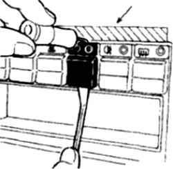 7.6 Используйте защитную пленку (указана стрелкой) при снятии выключателя