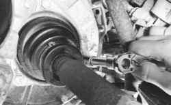 Проверка защитных чехлов приводов передних колес