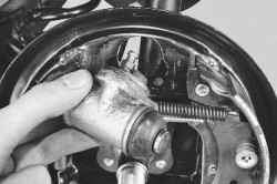 Замена рабочего цилиндра тормозного механизма заднего колеса