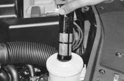 Проверка уровня и доливка рабочей жидкости в бачок гидроусилителя рулевого управления