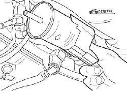 Извлечение из кронштейна топливного фильтра (стрелка на корпусе указывает в направлении двигателя)