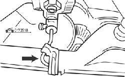 Отсоединение тяги от поперечины задней подвески регулятора тормозного усилия
