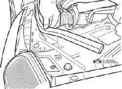 Снятие резинового уплотнителя поперечины моторного отсека