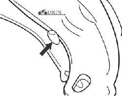 Упорный выступ на разжимном рычаге стояночного тормоза (стрелка) должен упираться в ребро колодки