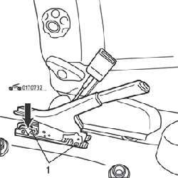 Гайки (1) крепления рычага привода стояночного тормоза (стрелкой показан контактный разъем контрольной лампы включения стояночного тормоза)