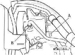Отсоединение подводящего шланга (А) и трубопровода (В) от насоса гидроусилителя рулевого управления