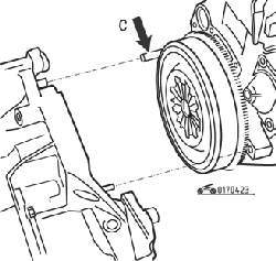 Установка дополнительной шпильки (стрелка) при соединении коробки передач с двигателем