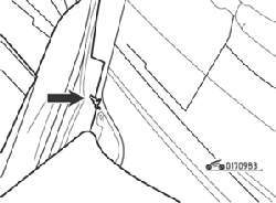 Отсоединение панели от верхнего угла переднего крыла (стрелка)
