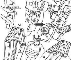 Болт (В) тяги привода переключения передач (под чехлом) и болт крепления задней опоры коробки передач (стрелка)