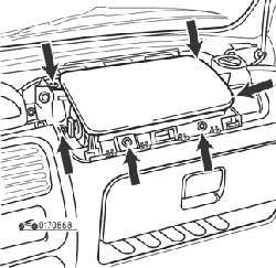 Снятие модуля подушки безопасности пассажира (стрелками показаны болты крепления)