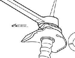 Отворачивание накидным ключом с прорезью гайки соединения шланга с трубопроводом