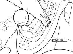Отсоединение гофрированного чехла рычага переключения передач от центральной консоли