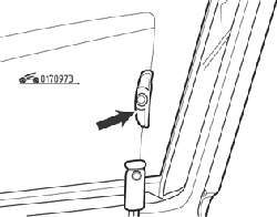 Направляющая пластина (стрелка) на опускном стекле передней двери