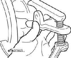 Отсоединение пальца рулевого наконечника от поворотного кулака с помощью съемника