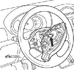 Снятие модуля подушки безопасности с рулевого колеса (стрелкой показан контактный разъем)