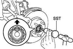 Отсоединение деформированной части буртика гайки ступицы переднего колеса