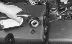 Проверка уровня и доливка масла в систему смазки двигателя