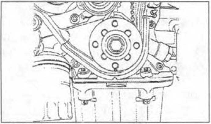 Daewoo Nubira замена ремня ГРМ C18SED 1.8 л и X20SED DOHC 2.0 л - Используя болт шкива коленчатого вала, вращайте коленчатый вал по часовой стрелке до тех пор, пока отметка на механизме коленчатого вала не совместиться с выемкой на нижней крышке зубчатого ремня привода распредвала