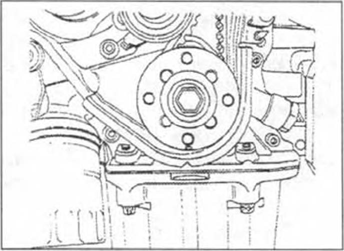 Daewoo Nubira замена ремня ГРМ C18SED 1.8 л и X20SED DOHC 2.0 л - Совместить метку на шестерне коленчатого вала с выемкой на нижней крышке газораспределительного механизма