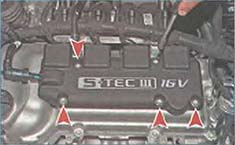 Головкой «на 10» отворачиваем пять болтов крепления крышки катушек зажигания - замена свечей зажигания в двигателе B15D2