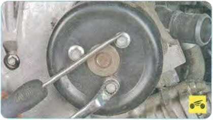 Выверните три болта крепления шкива привода водяного насос - Mazda CX-7 замена цепи привода ГРМ