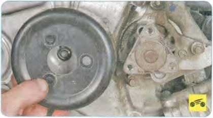 Снимите шкив привода водяного насоса - Mazda CX-7 замена цепи привода ГРМ