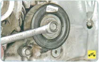 Выверните болт крепления направляющего ролика - Mazda CX-7 замена цепи привода ГРМ
