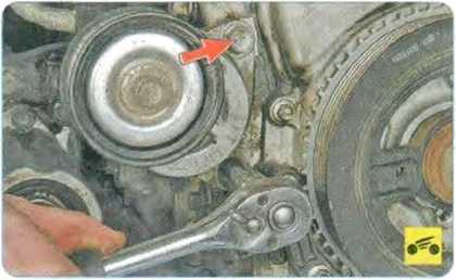 Выверните два болта крепления автоматического натяжителя - Mazda CX-7 замена цепи привода ГРМ