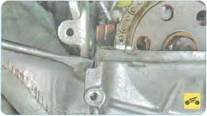 Аккуратно подденьте отверткой края крышки привода газораспределительного механизма - Mazda CX-7 замена цепи привода ГРМ