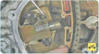 Утопите шток натяжителя и ослабьте натяжение цепи - Mazda CX-7 замена цепи привода ГРМ