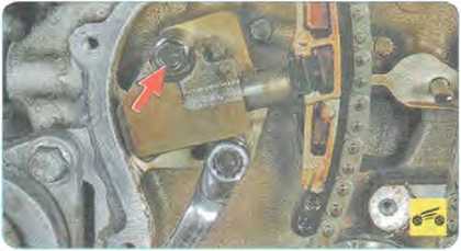 Выверните два болта крепления натяжителя цепи - Mazda CX-7 замена цепи привода ГРМ