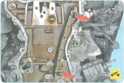 Выверните по одному нижнему и верхнему болту крепления успокоителя цепи - Mazda CX-7 замена цепи привода ГРМ